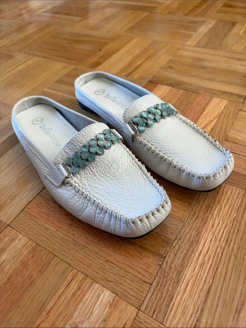 NWOT Bella Vita White Leather Loafers w/ Teal Accent - Women’s Size 7